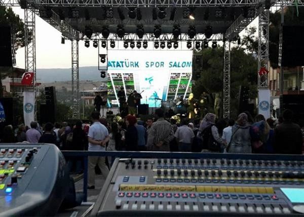 Layar LED Tahap Eksterior Tahan Air 500 * 500mm Ukuran Kabinet Instalasi Mudah